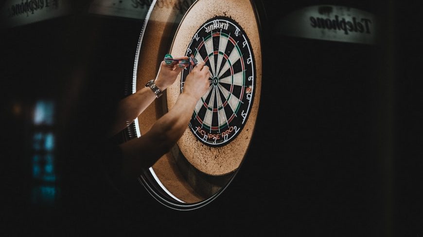 Darten met een dartbord
