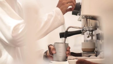 Het schoonhouden van je koffieapparaat met reinigingstabletten is efficiënter dan handmatig schoonmaken