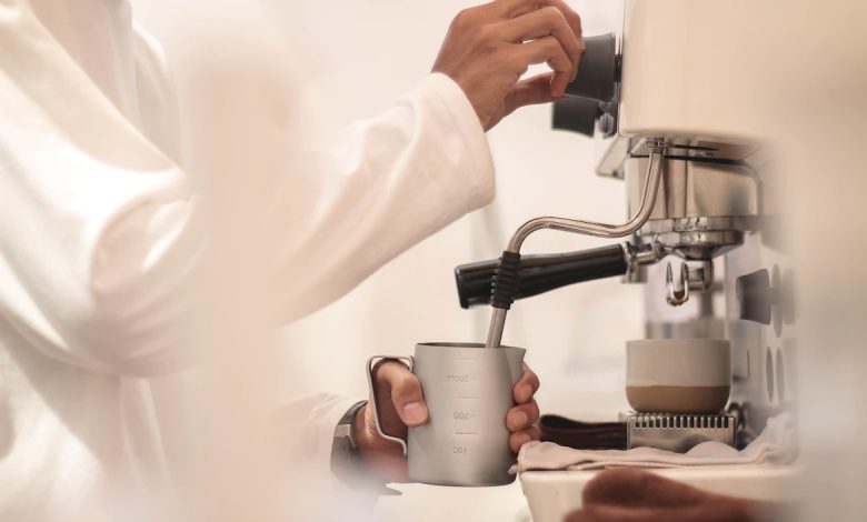 Het schoonhouden van je koffieapparaat met reinigingstabletten is efficiënter dan handmatig schoonmaken