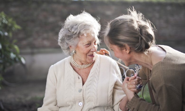 Hoe belangrijk is sociaal contact voor ouderen?