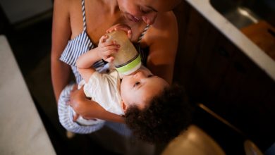 Hoe ga je van borstvoeding naar flesvoeding?